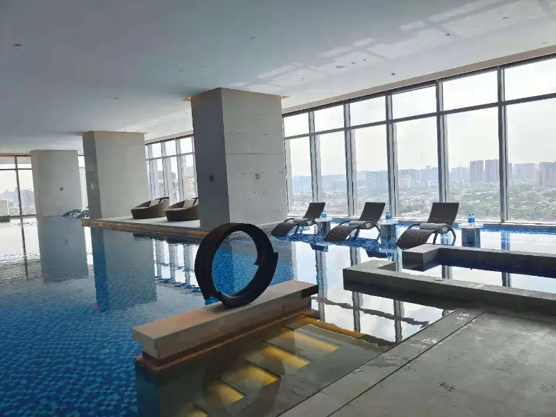 Blueway Swimming Pool Термопомпа и климатична система гарантират целогодишен комфорт в Chengdu Bay Hotel Sky Infinity Pool